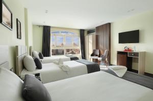 Triple room with pyramid view